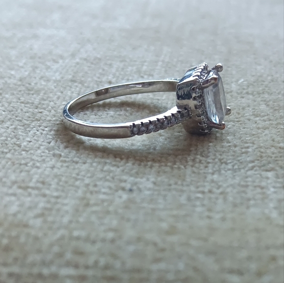 Silver Tone Cubic Zirconia Sparkly Cocktail Ring - Picture 4 of 8